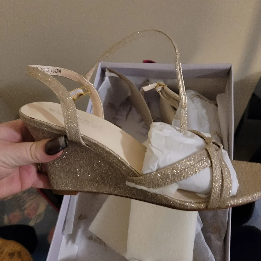 Size 8.5 champagne wedges - Picture 1 of 3